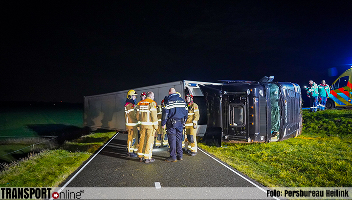 Chauffeur gewond na kantelen vrachtwagen op N314 [+foto]