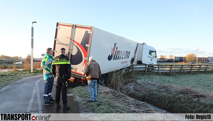 Vrachtwagen van de weg geraakt in Rijnsburg [+foto]