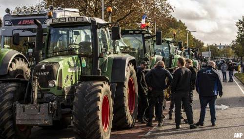 Politie grijpt in bij boerenprotest voor provinciehuis Zwolle [+video]
