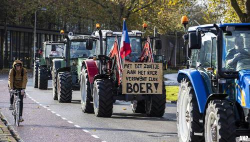 Boerenprotest bij provinciehuis Zwolle tegen dwangsommen