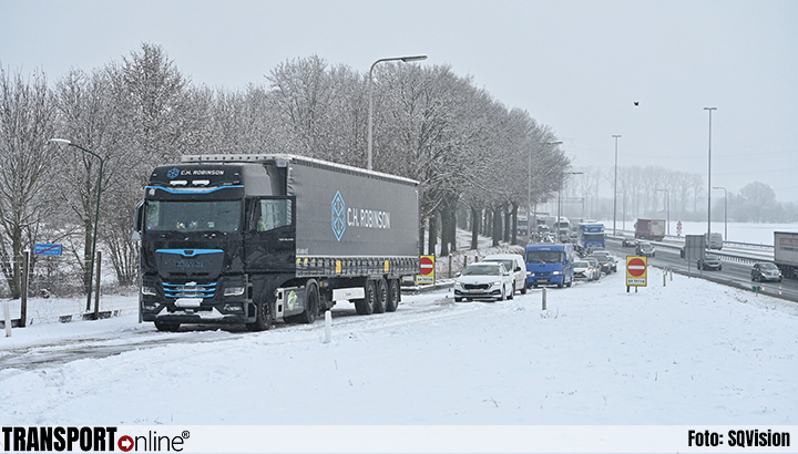 Vrachtwagens hebben moeite met de sneeuw en gladheid [+foto's]