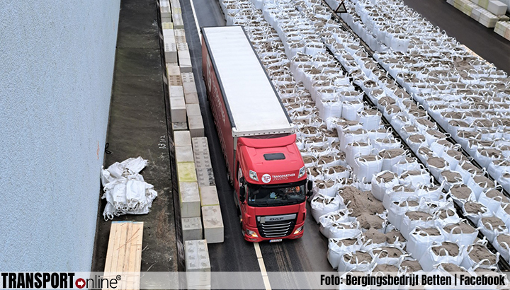 Vrachtwagenchauffeur rijdt zich vast in afgesloten Prinses Margriettunnel [+foto]
