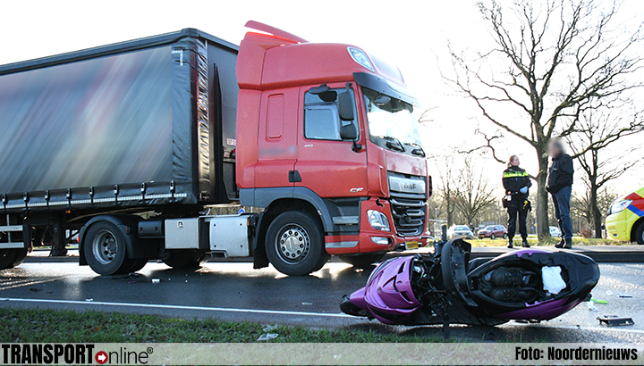 Scooterrijder zwaargewond bij aanrijding met vrachtwagen in Assen.
