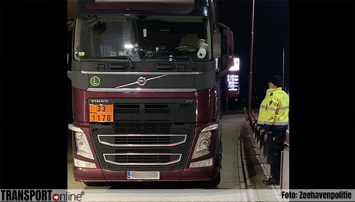 Vrachtwagenchauffeur rijdt met 30 ton ethanol door de nauwe straatjes van Sas van Gent [+foto's]