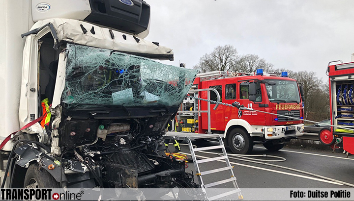 Vrachtwagenchauffeur om het leven gekomen bij aanrijding op Duitse A1 [+foto's]