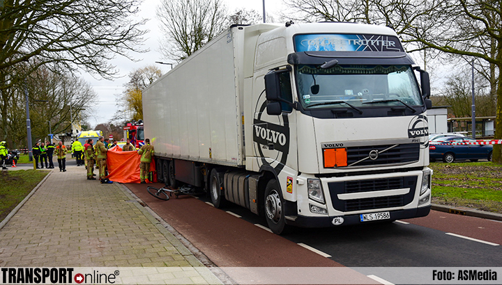 Fietser overleden bij ongeval met vrachtwagen in Rotterdam [+foto's]
