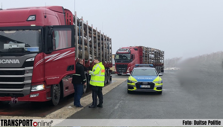 Twee vrachtwagens met hout samen ruim 20 ton te zwaar [+foto]