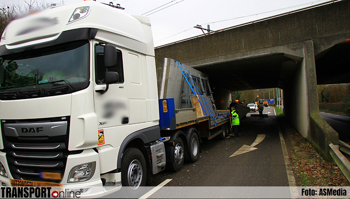 Vrachtwagen met lading tegen spoorviaduct in Weert [+foto's]