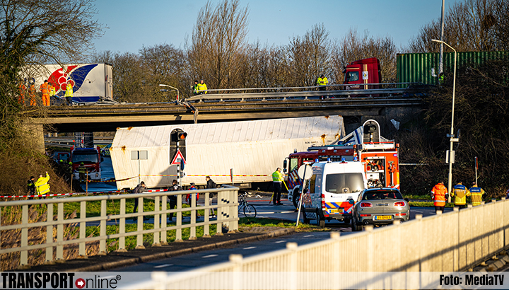 Vrachtwagen van viaduct gereden op de A15 [+foto's]