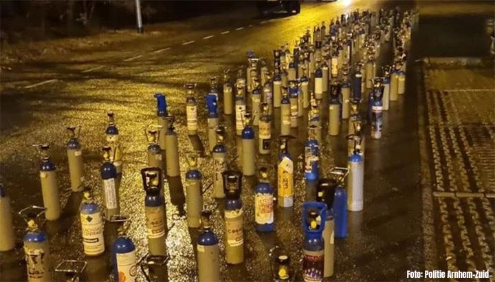 Man op A12 bij Arnhem gepakt met 242 flessen lachgas in wagen