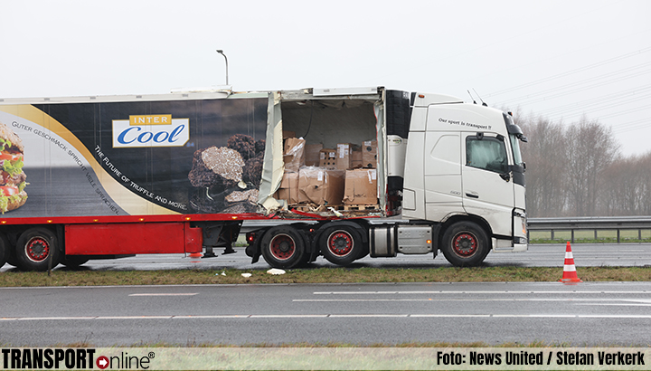 Vrachtwagen botst op vrachtwagen met pech op A28 [+foto's]