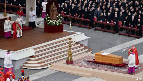 Tienduizenden bij uitvaartdienst afgetreden paus Benedictus XVI