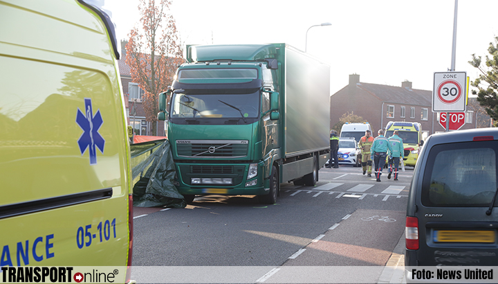 Fietsster zwaargewond geraakt na aanrijding met vrachtwagen in Holten [+foto]