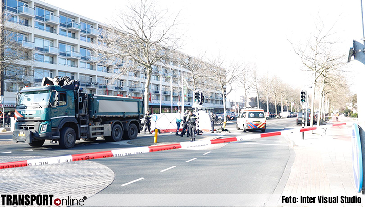 Vrouw overleden na aanrijding met vrachtwagen in Haarlem [+foto's]