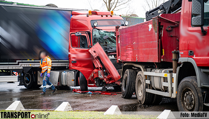 Veel schade bij aanrijding tussen twee vrachtwagens in Rotterdam [+foto]