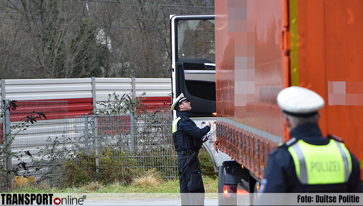 Politie bekeurt sinds woensdag vrachtwagenchauffeurs die toch over de voor vrachtwagens afgesloten spoorbrug van de B236 rijden