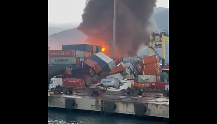 Grote brand uitgebroken in containers in Turkse haven na aardbeving [+foto&video]