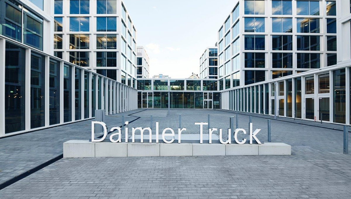 Daimler Truck doneert een miljoen euro en voertuigen voor noodhulp in Turkije en Syrië
