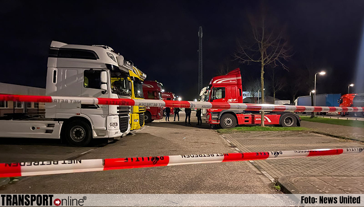 Politie vindt dode in cabine van vrachtwagen in Enschede [+foto]
