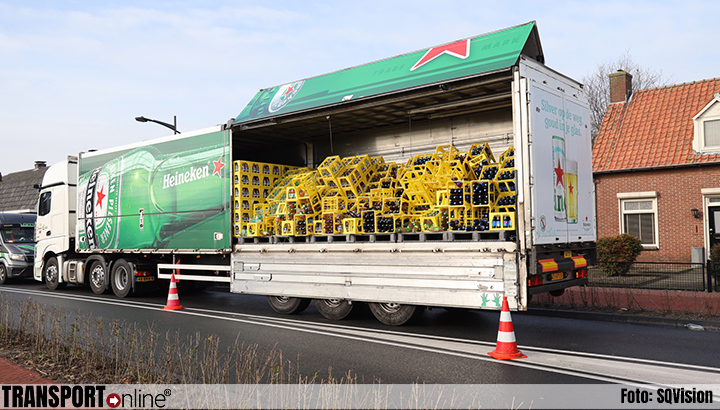 Vrachtwagen verliest deel lading frisdrank midden in Brabants dorp [+foto's]