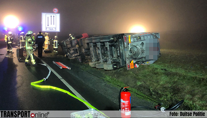 Gekantelde vrachtwagen met bruinkoolstof zorgt voor hele dag verkeershinder op Duitse L776 [+foto]