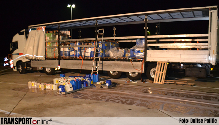 Duitse politie stopt Italiaanse vrachtwagen met lekkende jerrycans gevaarlijke stoffen [+foto's]
