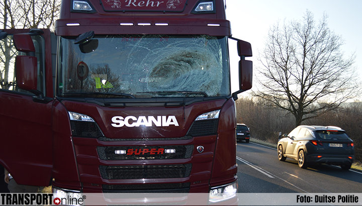Vrachtwagenchauffeur ondervindt zelf hoe gevaarlijk afvallend ijs is [+foto]