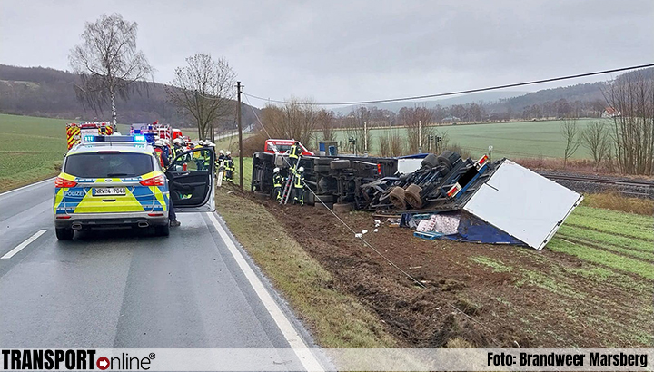 Nederlandse chauffeur gewond na kantelen vrachtwagen in Duitsland [+foto's]