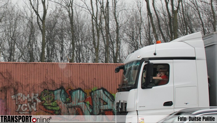 Duitse politie deelt meer dan twintig boetes uit voor filmen en fotograferen vrachtwagenongeval [+foto]