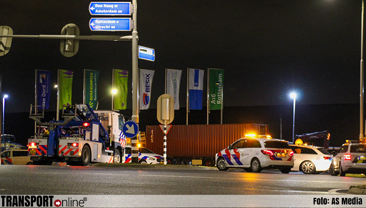 Politie en douane doorzoeken vrachtwagen met zeecontainer in Rotterdam [+foto's]