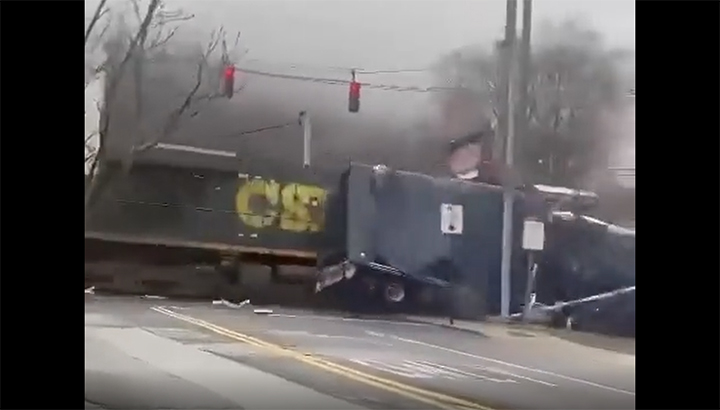 Goederentrein ramt vrachtwagen die vaststaat op spoorwegovergang [+video's]