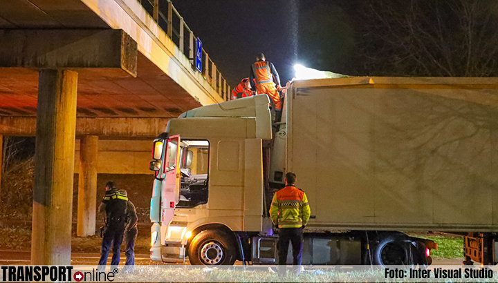 Vrachtwagen tegen viaduct in Laren [+foto's]