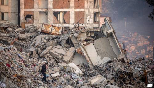 Nederlands team haalt 4 mensen levend onder puin vandaan in Turkije
