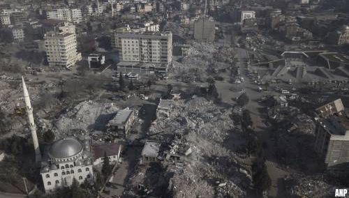 Vrouw levend uit puin na aardbeving Turkije van 222 uur geleden