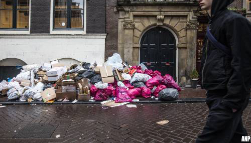 Afval Amsterdam weer opgehaald, maar gaat 'enkele dagen duren'