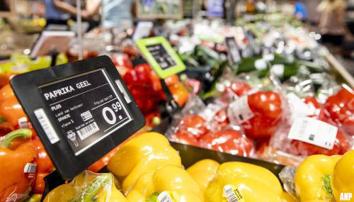 Supers stoppen met plastic en papieren zakjes groenten en fruit