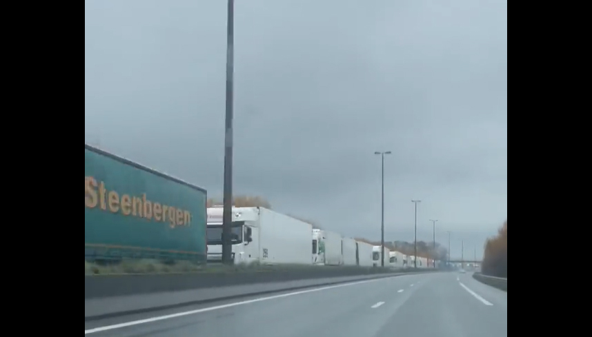 Staking in haven Calais zorgt voor lange wachtrij vrachtwagens op A16 [+video]