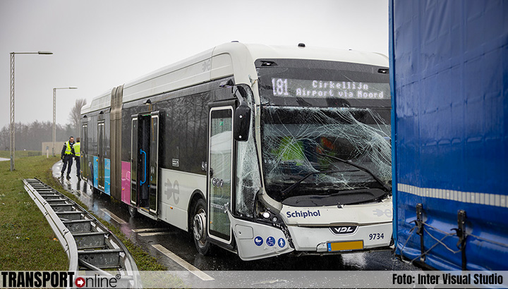 Bus botst achterop vrachtwagen in Oude Meer [+foto's]