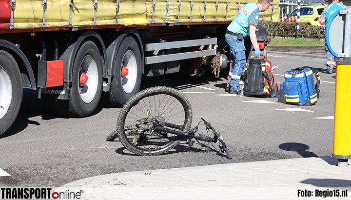 Fietser ernstig gewond na aanrijding met vrachtwagen in Nootdorp [+foto].