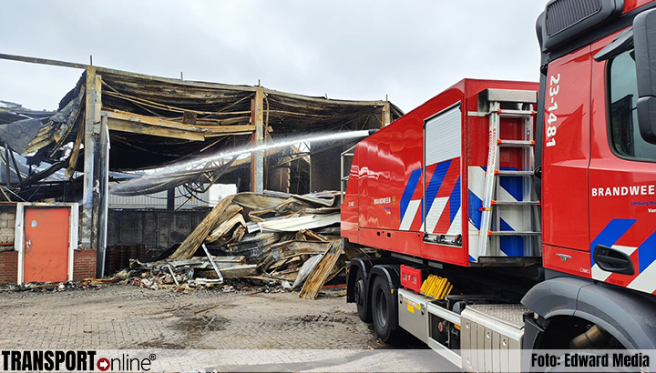 Brandweer rukt voor de vierde keer uit voor oplaaiende brand bij Van Dijk Logistics [+foto]
