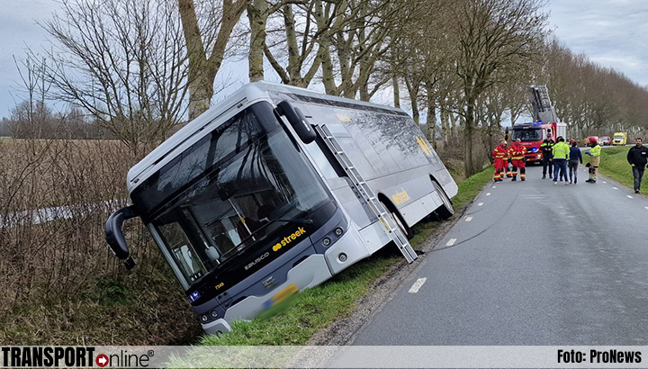Lijnbus bijna in de sloot in Bierum na uitwijken voor vrachtwagen[+foto]