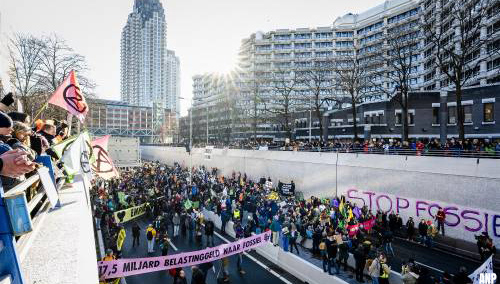 Extinction Rebellion blijft bij blokkade van A12 in Den Haag zaterdag