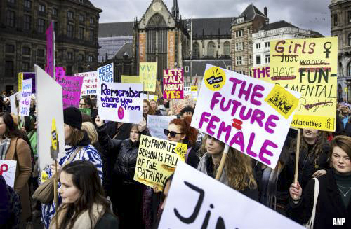Duizenden deelnemers lopen eerste Feminist March door Amsterdam