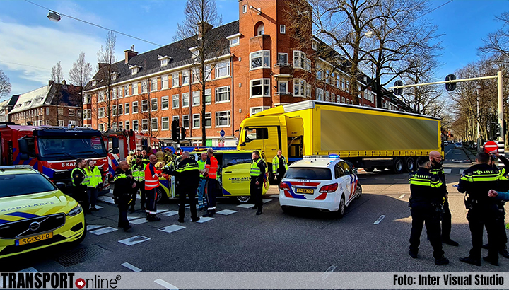 Ernstig ongeval tussen fietser en vrachtwagen in Amsterdam [+foto]