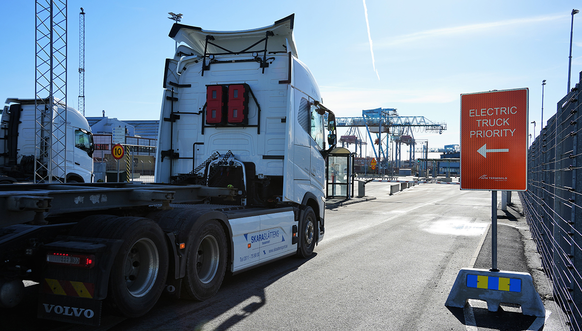 APM Terminals introduceert voorrang voor elektrische vrachtwagens in de containerterminal in de haven van Göteborg [+video]