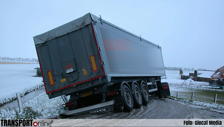 Vrachtwagen op kantelen in Noordbeemster [+foto]
