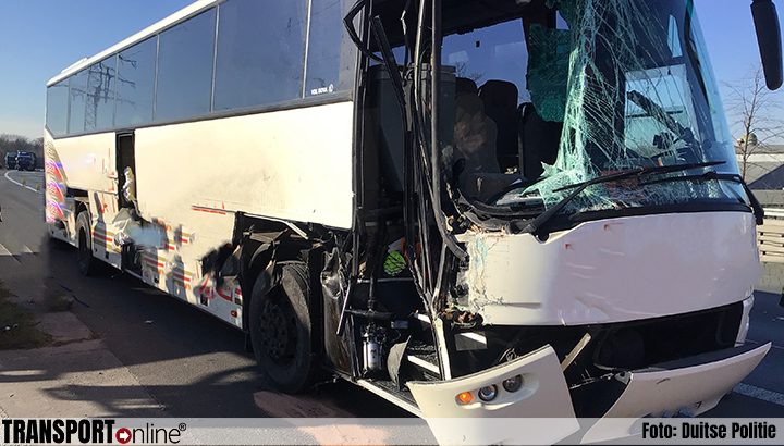 Britse schoolkinderen gewond nadat bus vrachtwagen schampt op Duitse A42[+foto's]