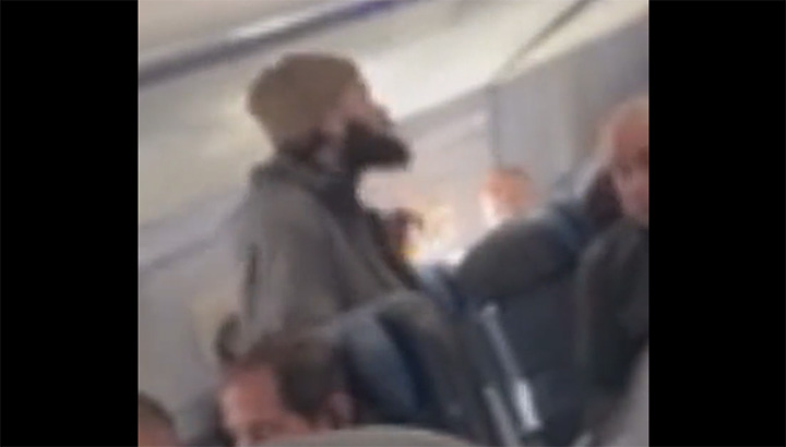 Vliegtuigpassagier probeert steward neer te steken [+video]