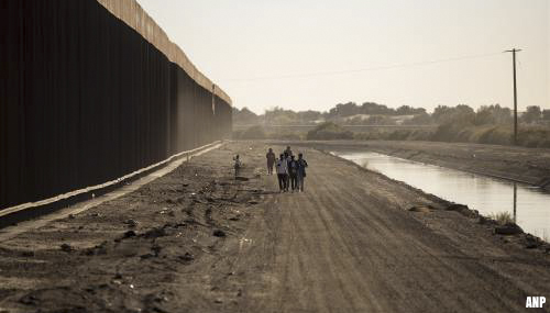 343 vluchtelingen levend aangetroffen in vrachtwagen in Mexico [+foto's]
