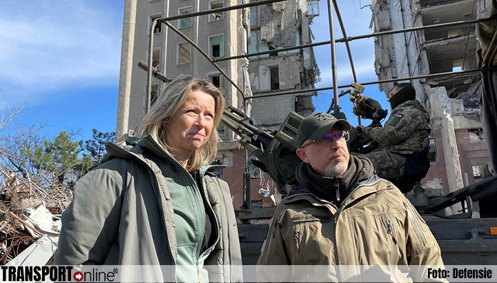 Ollongren zegt Oekraïne mijnenjagers toe bij bezoek aan gebombardeerde havensteden